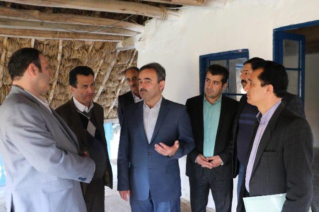 بازدید فرماندار، شهردار، عضو شورای شهر و معاون فرماندار از مراحل بازسازی خانه روستایی پارک بعثت(باغ ملی)